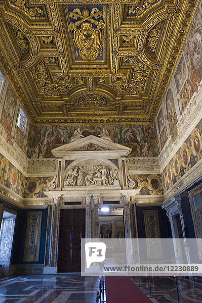 Europa  Italien  Latium  Rom  Rom  Palast des Quirinale  erbaut auf dem gleichnamigen Hügel  ehemalige Residenz der Päpste  ist die Residenz des Präsidenten der italienischen Republik. Salon der Corazzieri