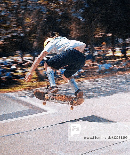 3D-Stereo-Effekt von Teenager-Junge in der Luft auf Skateboard