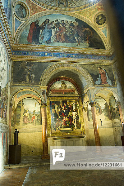 Italien  Emilia Romagna  Bologna  Die Basilika von San Giacomo Maggiore. In der Kirche befindet sich die Kapelle Bentivoglio  eine prächtige Architektur aus dem halben fünfzehnten Jahrhundert  voll mit Kunstwerken aus der Renaissance.