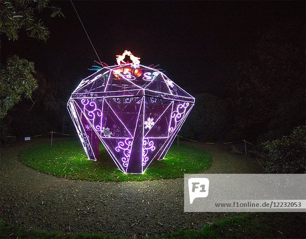 Große  nachts beleuchtete Diamantlaterne  Magisches Laternenfest  London  England  UK