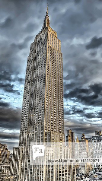 Empire State Building gegen den bedrohlichen Himmel  New York City  New York  USA