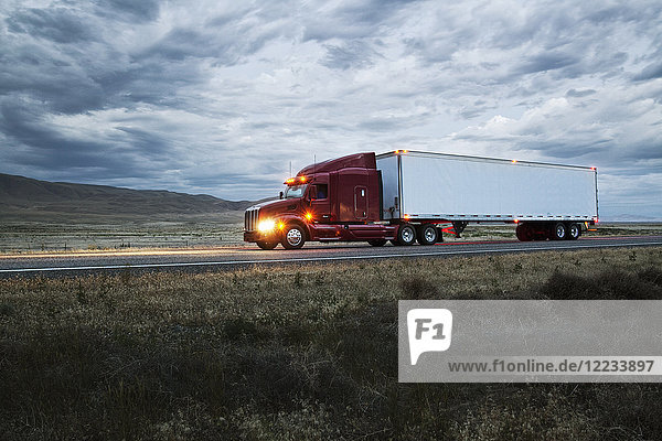 Lastwagen auf einem Highway durch das Graslandgebiet im Osten Washingtons  USA.