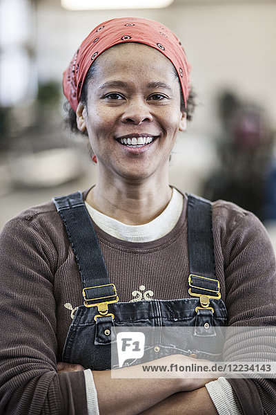 Schwarze Fabrikarbeiterin in einer Blechfabrik.