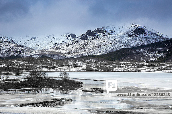 Ruhige schneebedeckte Berge über dem Fjord,  Kavasen,  Langoya,  Vesteralen,  Norwegen