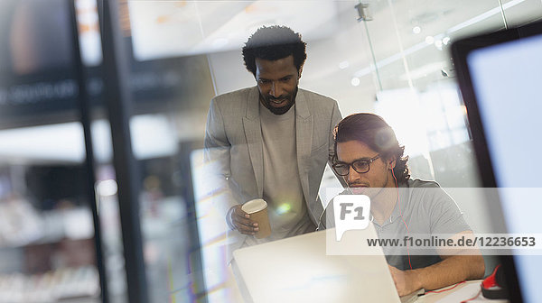 Kreative Geschäftsleute arbeiten am Laptop im Büro