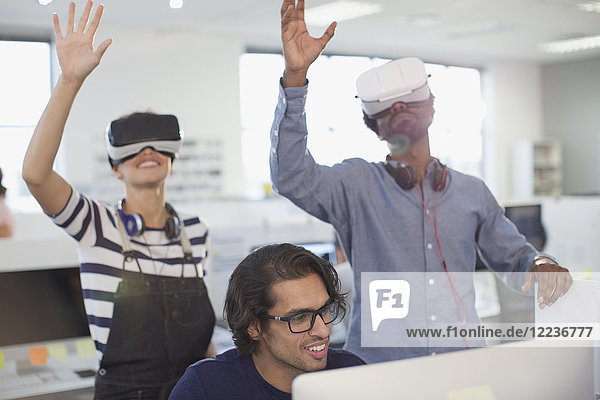 Computerprogrammierer testen Virtual-Reality-Simulatoren im Büro