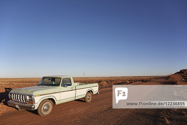 USA  Arizona  Pick-up-Truck auf Wüstenstraße