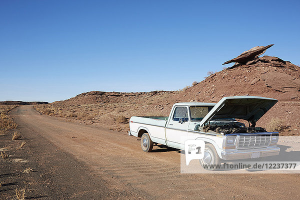 USA  Arizona  Kaputter Pick-up-Truck auf Wüstenstraße