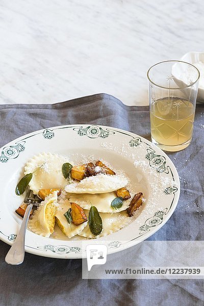 Gebratener Kürbis und Ricotta-Ravioli mit Salbei  Butter und Parmesankäse