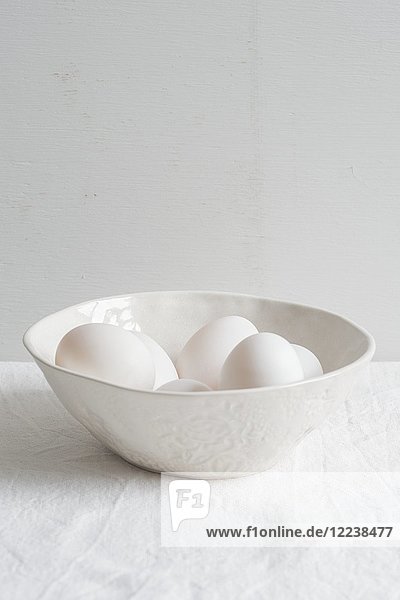 Eine Schale mit weißen Eiern