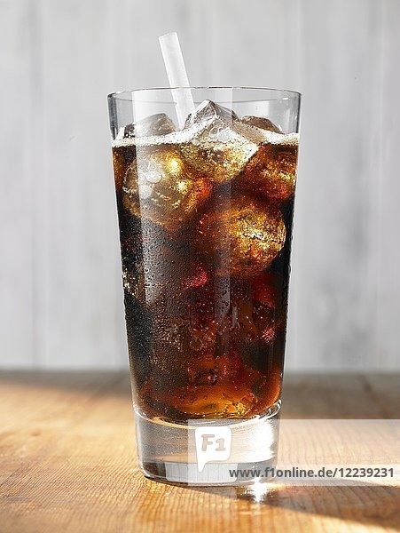 Cola mit Eiswürfeln in einem Glas