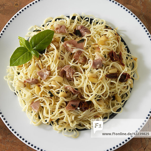 Engelshaar-Pasta mit Prosciutto  Pinienkernen  sonnengetrockneten Tomaten und Basilikum