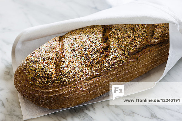 Rustikales Vollkornbrot in Stoffserviette