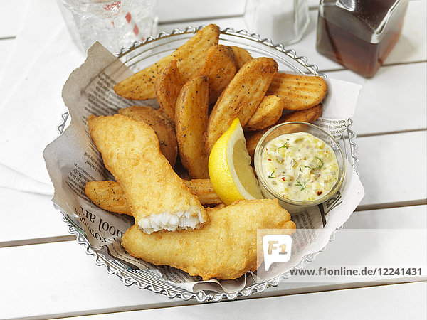 Fisch und Chips mit Dip und Zitrone
