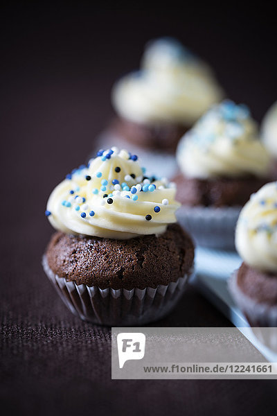 Vegane Mini-Schokoladen-Cupcakes mit Tonkabohnensahne und Zuckerstreuseln