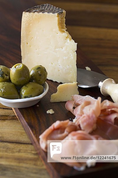 Manchego-Käse mit Oliven und Serrano-Schinken
