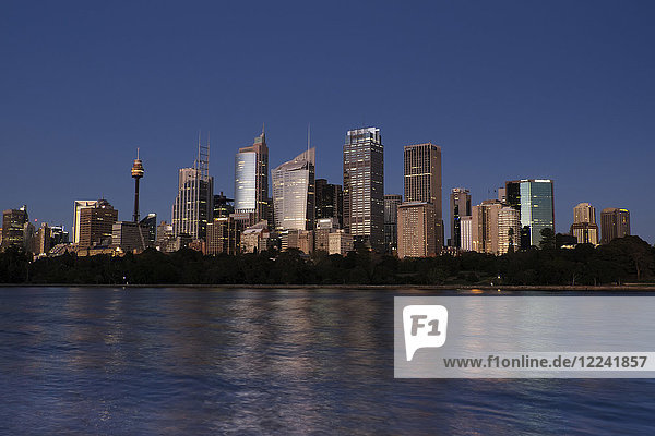Sydney Harbour und die Skyline von Sydney in der Abenddämmerung  Australien