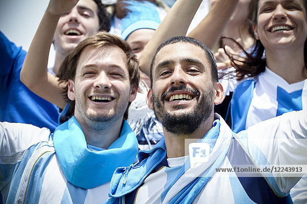 Argentinische Fußballfans jubeln über das Spiel