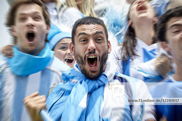 Argentinische Fußballfans jubeln begeistert über das Spiel