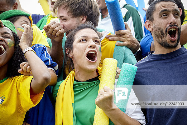 Brasilianische Fußballfans feiern Sieg beim Fußballspiel