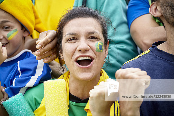 Brasilianische Fußballfans jubeln über das Spiel