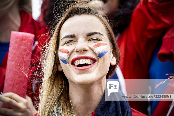 Französischer Fußballfan lächelt beim Spiel  Porträt