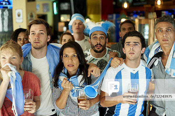 Argentinische Fußballfans beim gemeinsamen Spiel in der Kneipe