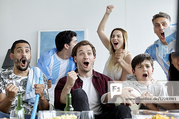 Argentinische Fußballfans jubeln beim Zuschauen des Spiels zu Hause