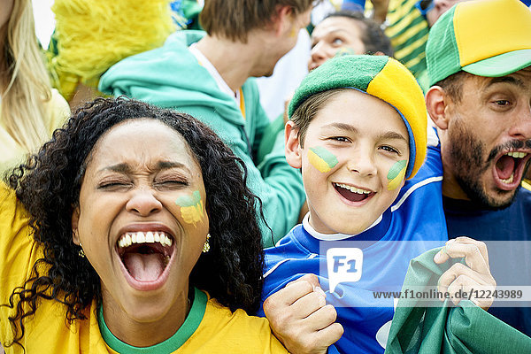 Brasilianische Fußballfans beim Fußballspiel
