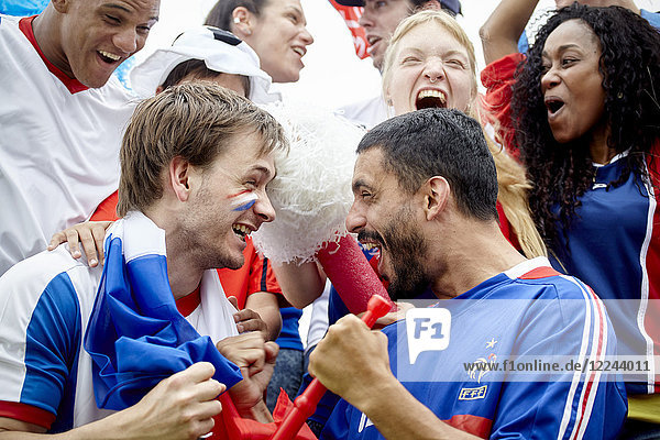 Französische Fußballfans feiern Sieg beim Spiel