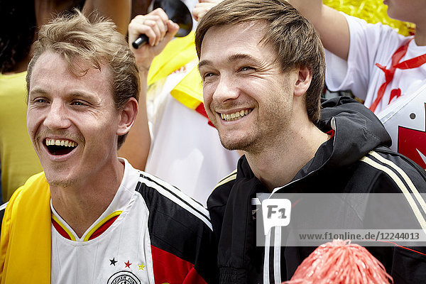 Deutsche Fußballfans lächeln beim Spiel