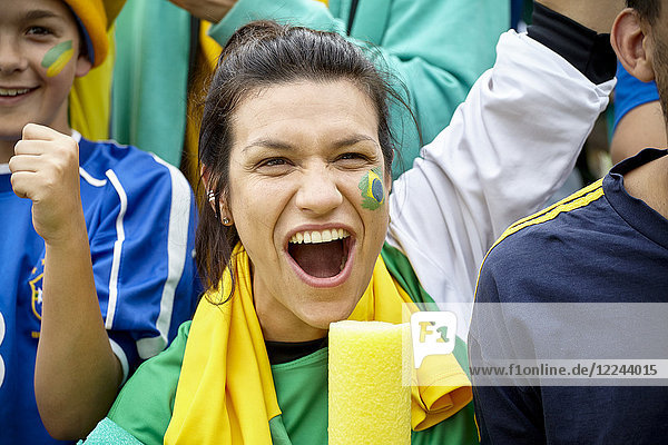 Brasilianische Fußballfans jubeln beim Spiel