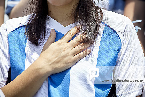 Argentinischer Fußballfan hält Hand über Herz beim Spiel  Nahaufnahme