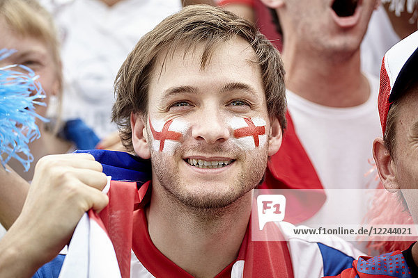 Britischer Fußballfan lächelt beim Spiel  Porträt