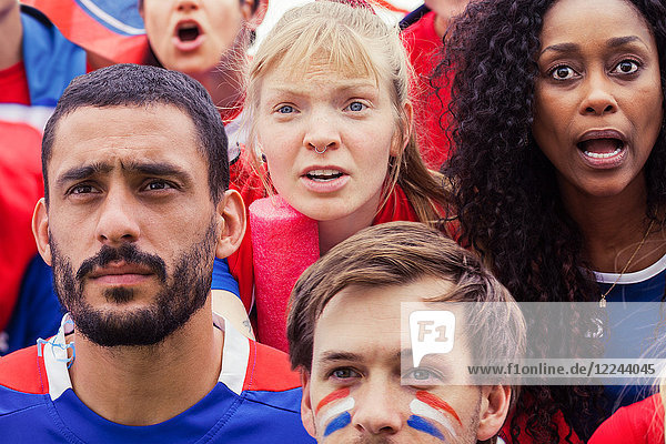 Französische Fußballfans schauen gespannt auf das Spiel