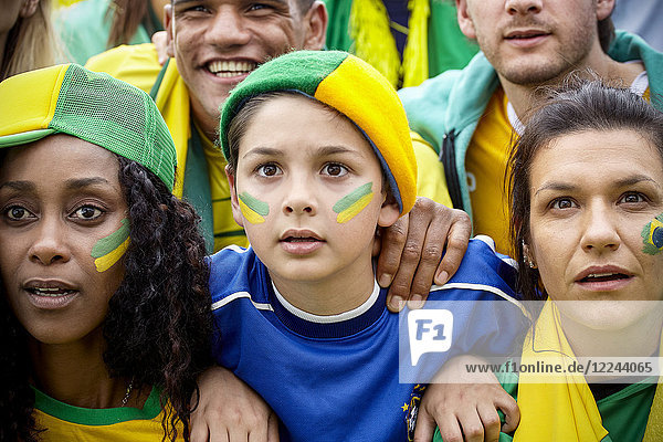 Brasilianische Fußballfans beobachten das Spiel aufmerksam