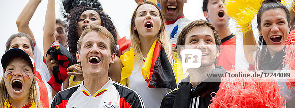 Deutsche Fußballfans jubeln über das Fußballspiel