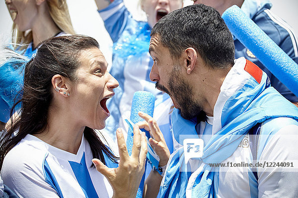 Argentinische Fußballfans schreien begeistert über das Spiel