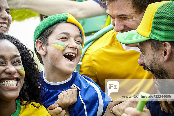 Brasilianische Fußballfans feiern Sieg beim Spiel