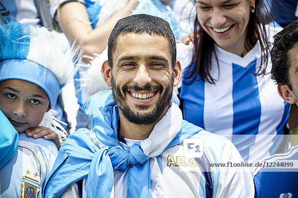 Argentinischer Fußballfan lächelt beim Spiel  Porträt