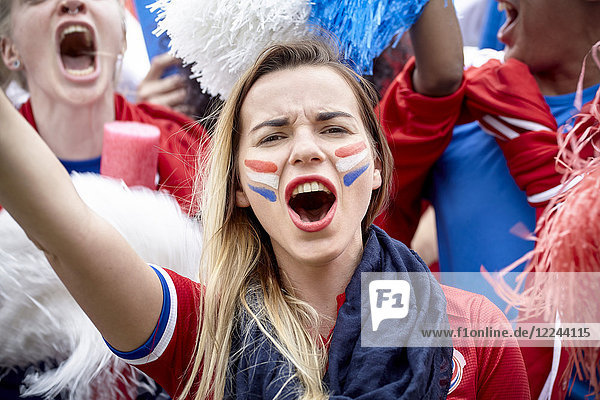 Französischer Fußballfan jubelt beim Spiel  Porträt