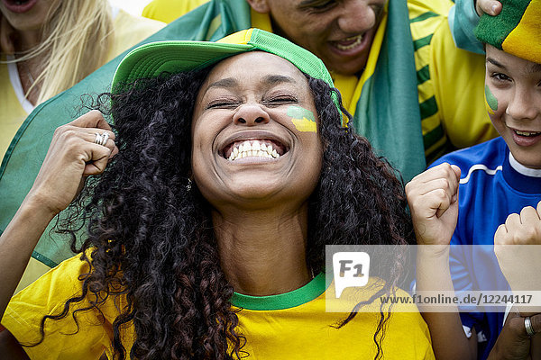 Brasilianische Fußballfans jubeln über das Spiel