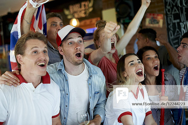 Englische Fußballfans beim gemeinsamen Rechnen im Pub
