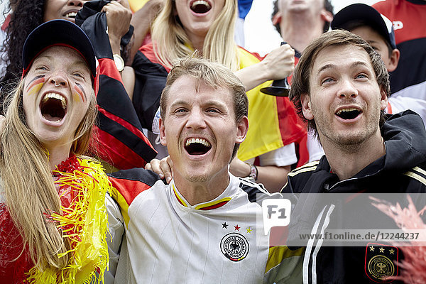 Deutsche Fußballfans jubeln über das Spiel