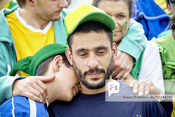 Brasilianische Fußballfans trösten sich gegenseitig beim Spiel