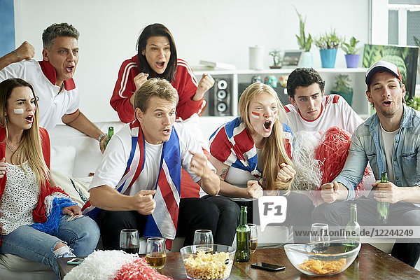 Englische Fußballfans sehen sich das Spiel zu Hause an