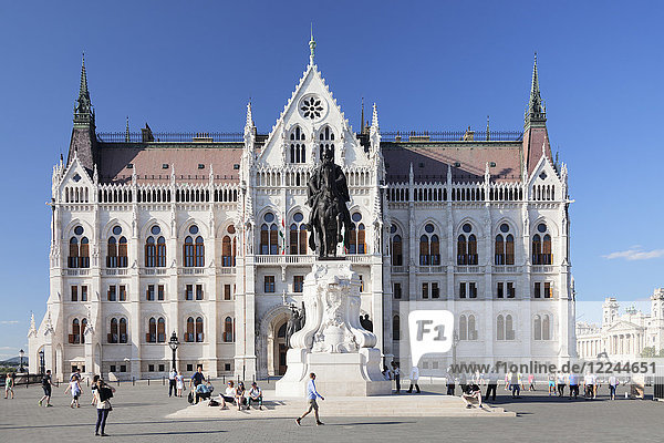 Reiterstandbild von Andrassy Gyula  Parlamentsgebäude  Budapest  Ungarn  Europa