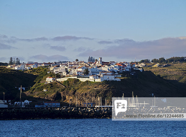 Vila do Porto vom Meer aus gesehen  Insel Santa Maria  Azoren  Portugal  Atlantik  Europa