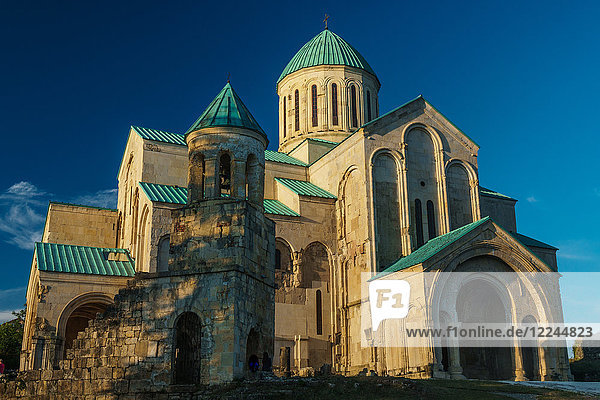 Bagrati Kathedrale in der Abendsonne  UNESCO Weltkulturerbe  Kutaisi  Georgien  Zentralasien  Asien