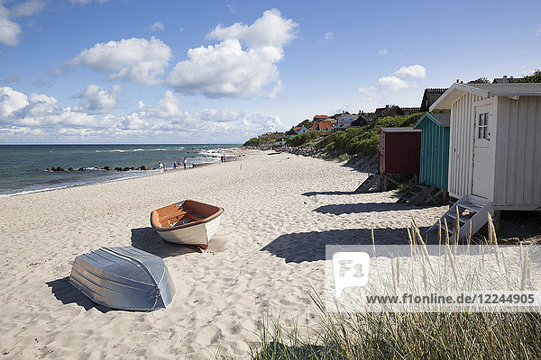 Boote und Strandhütten am weißen Sandstrand mit Stadt dahinter  Tisvilde  Kattegat Küste  Seeland  Dänemark  Skandinavien  Europa